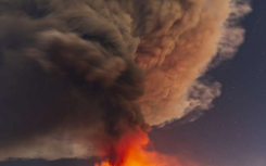 火山闪电在炽热的埃特纳火山上空划过天空